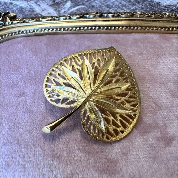 Vintage Gold-Tone Leaf-Shaped Brooch Pin With Intricate Filigree Design MCM - Picture 6 of 6